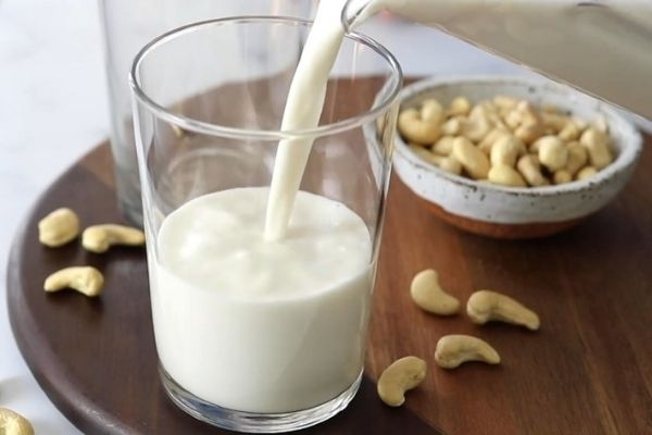 Cách làm sữa hạt điều bằng máy xay sinh tố đơn giản tại nhà